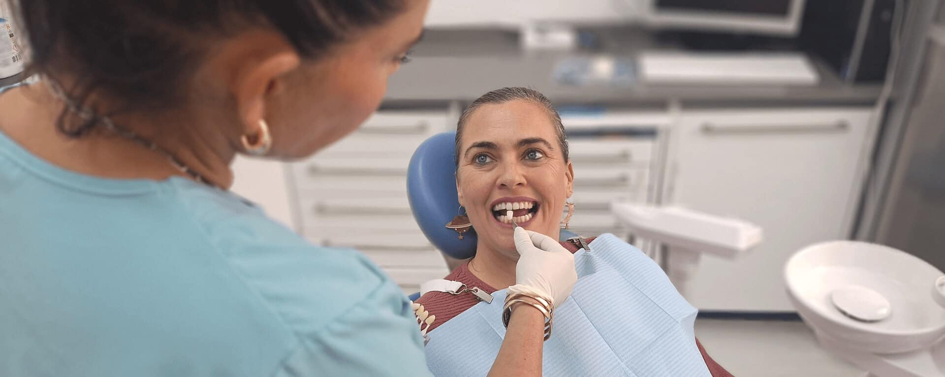 Paciente probando color de carillas dentales en arteo dental