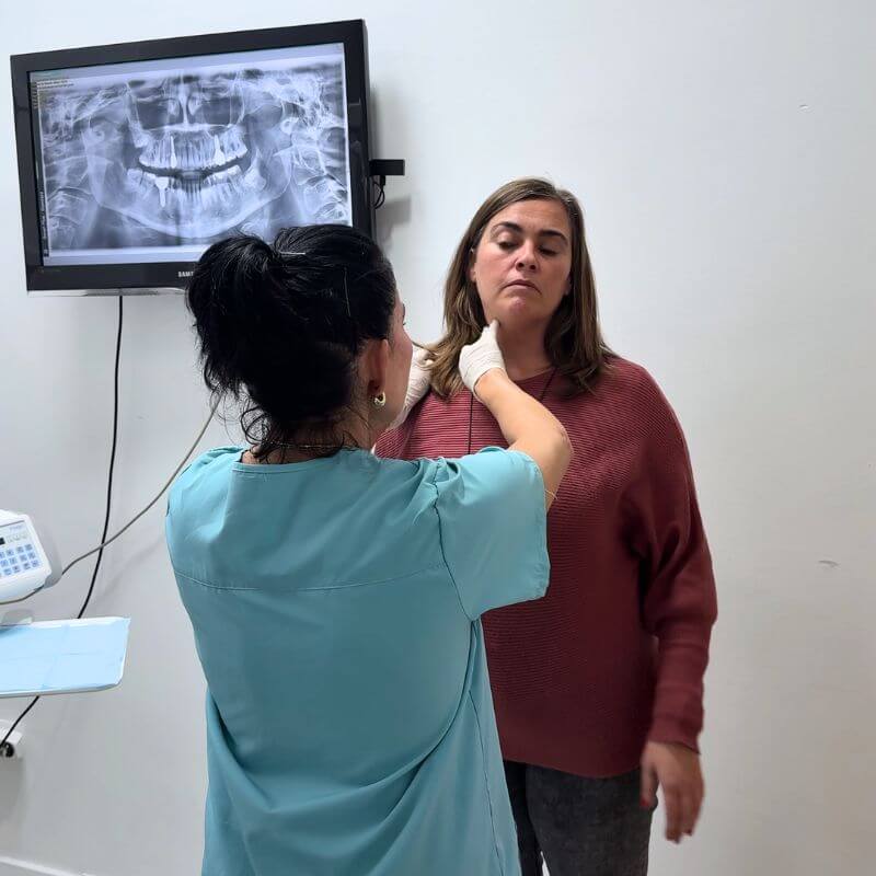 paciente en revisión de cuello en consulta de odontologia integrativa en dos hermanas